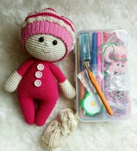 Amigurumi kırmızı kıyafetli şapkalı kız modeli yapılışı anlatımlı