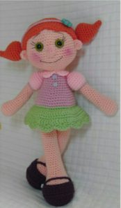 Amigurumi Örgü kızıl saçlı kiloş etekli ayakkabılı kız bebek yapılışı anlatımlı