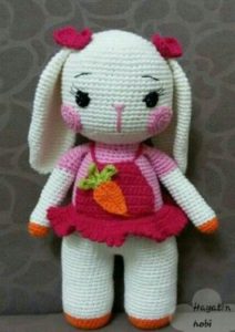 Amigurumi kırmızı tokalı pembe yanaklı örgü oyuncak tavşan modeli yapılışı anlatımlı