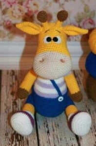 Amigurumi örgü oyuncak mavi tulumlu sarı zürafa modeli tarifi anlatımlı